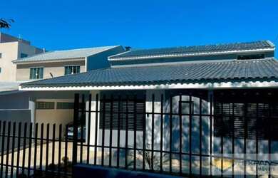 Imagem: A casa possui 5 Dormitórios, 4 Banheiros, 3 Vagas na garagem