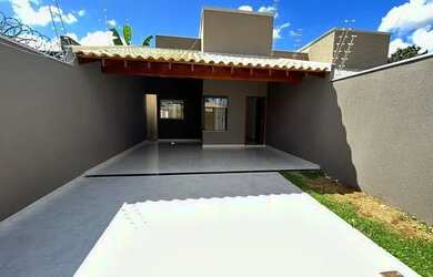 Imagem: A casa possui 2 Dormitórios, 2 Banheiros, 1 Vaga na garagem