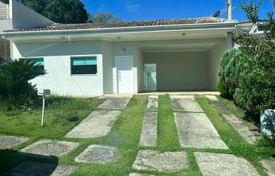Imagem: A casa em condomínio possui 3 Dormitórios, 2 Banheiros, 4