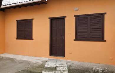 Imagem: A casa possui 2 Dormitórios, 1 Banheiro, 1 Vaga na garagem