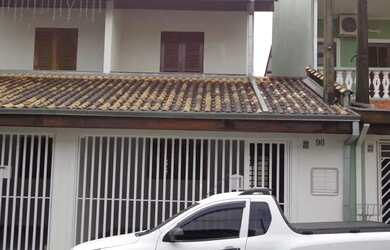 Imagem: A casa possui 2 Dormitórios, 2 Banheiros, 2 Vagas na garagem