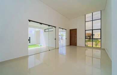 Imagem: A casa possui 3 Dormitórios, 3 Banheiros, 2 Vagas na garagem