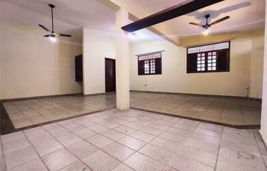 Imagem: A casa possui 4 Dormitórios, 4 Banheiros, 5 Vagas na garagem