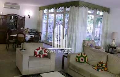 Imagem: A casa à venda possui 4 Dormitórios, 3 Banheiros, 5 Vagas