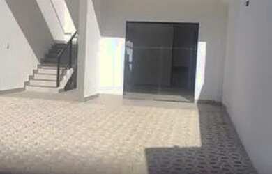 Imagem: A casa possui 3 Dormitórios, 2 Banheiros, 2 Vagas na garagem