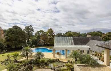 Imagem: A casa possui 4 Dormitórios, 5 Banheiros, 4 Vagas na garagem