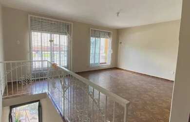 Imagem: A casa possui 2 Dormitórios, 1 Banheiro, 1 Vaga na garagem