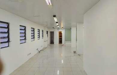 Imagem: O depósito possui 3 Vagas na garagem, 205m² de Área e está