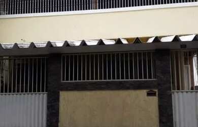 Imagem: A casa possui 3 Dormitórios, 2 Banheiros, 1 Vaga na garagem