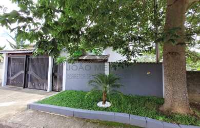 Imagem: A casa possui 3 Dormitórios, 4 Banheiros, 2 Vagas na garagem