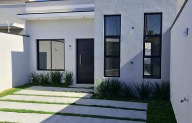 Imagem: A casa possui 3 Dormitórios, 2 Banheiros, 2 Vagas na garagem