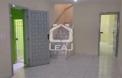 Imagem: A casa possui 2 Dormitórios, 2 Banheiros, 2 Vagas na garagem