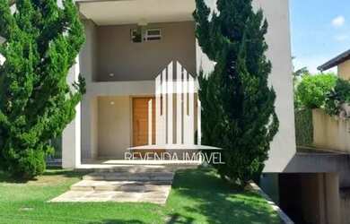 Imagem: A casa em condomínio possui 4 Dormitórios, 4 Banheiros e 488m²