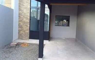 Imagem: A casa possui 3 Dormitórios, 2 Banheiros, 1 Vaga na garagem