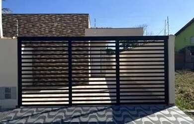 Imagem: A casa possui 2 Dormitórios, 2 Banheiros, 2 Vagas na garagem