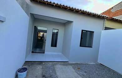 Imagem: A casa possui 3 Dormitórios, 1 Banheiro, 1 Vaga na garagem