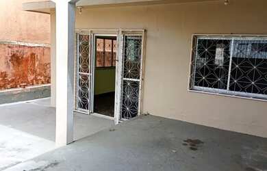 Imagem: A casa possui 3 Dormitórios, 2 Banheiros, 1 Vaga na garagem