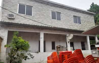 Imagem: A casa possui 3 Dormitórios, 2 Banheiros, 240m² de Área e