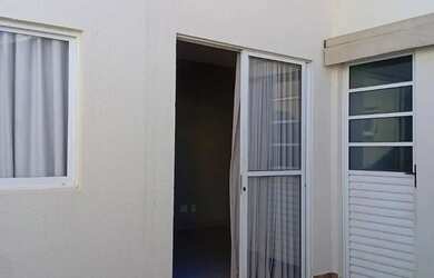 Imagem: A casa em condomínio possui 3 Dormitórios, 2 Banheiros e 100m²