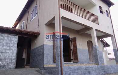 Imagem: A casa possui 3 Dormitórios, 3 Banheiros, 5 Vagas na garagem