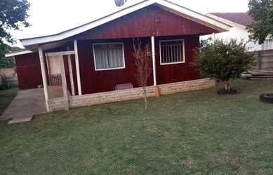 Imagem: A casa possui 4 Dormitórios, 2 Banheiros, 3 Vagas na garagem