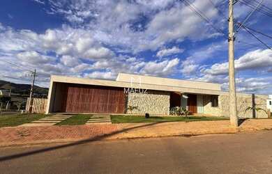 Imagem: A casa possui 5 Dormitórios, 3 Banheiros, 4 Vagas na garagem