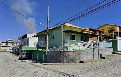 Imagem: A casa possui 5 Dormitórios, Acomodam 15 pessoas, 5 Vagas na