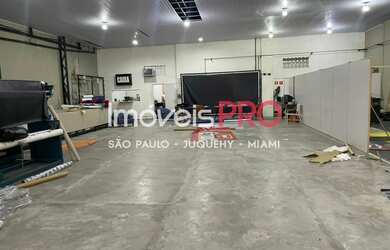 Imagem: O depósito possui 5 Vagas na garagem e 558m² de Área e está