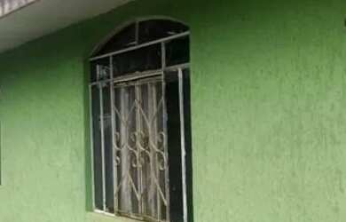 Imagem: A casa possui 4 Dormitórios, 1 Banheiro, 2 Vagas na garagem