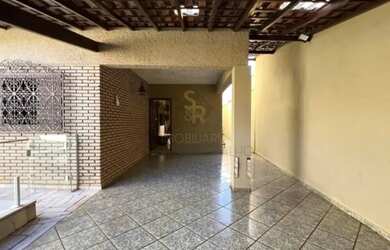 Imagem: A casa possui 3 Dormitórios, 3 Banheiros, 3 Vagas na garagem