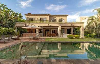 Imagem: A casa em condomínio possui 5 Dormitórios, 5 Banheiros, 5