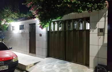 Imagem: A casa possui 5 Dormitórios, 2 Banheiros, 2 Vagas na garagem