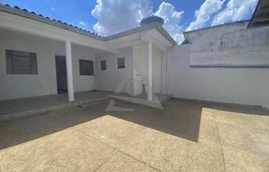 Imagem: A casa possui 4 Dormitórios, 2 Banheiros, 2 Vagas na garagem