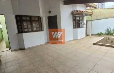 Imagem: A casa possui 3 Dormitórios, 1 Banheiro, 2 Vagas na garagem