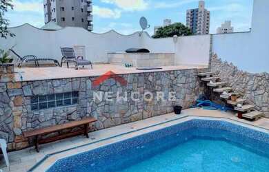 Imagem: A casa possui 4 Dormitórios, 4 Banheiros, 3 Vagas na garagem