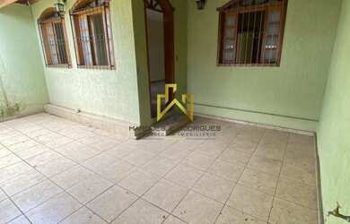 Imagem: A casa possui 2 Dormitórios, 1 Banheiro, 2 Vagas na garagem