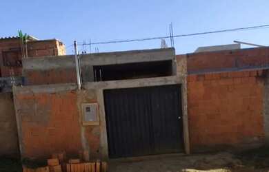 Imagem: A casa possui 2 Dormitórios, 1 Banheiro, 1 Vaga na garagem