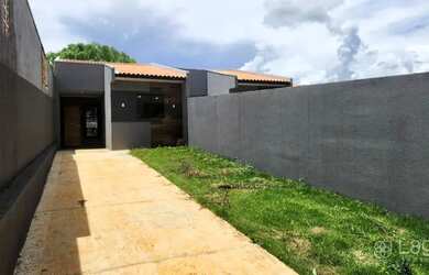 Imagem: A casa à venda possui 2 Dormitórios, 1 Banheiro, 3 Vagas na