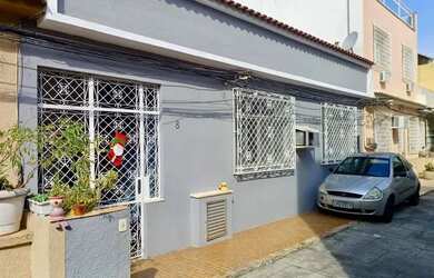 Imagem: A casa possui 3 Dormitórios, 2 Banheiros, 2 Vagas na garagem