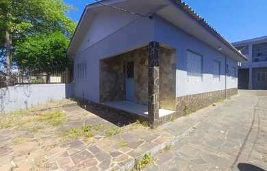 Imagem: A casa possui 3 Dormitórios, 1 Banheiro, 2 Vagas na garagem