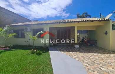 Imagem: A casa possui 3 Dormitórios, 2 Banheiros, 1 Vaga na garagem