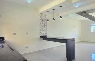 Imagem: A casa possui 3 Dormitórios, 3 Banheiros, 2 Vagas na garagem