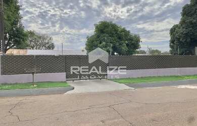 Imagem: A casa possui 3 Dormitórios, 2 Banheiros, 4 Vagas na garagem