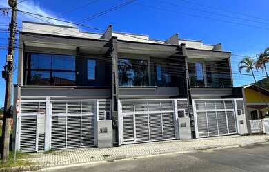 Imagem: A casa possui 3 Dormitórios, 3 Banheiros, 1 Vaga na garagem