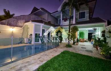 Imagem: A casa em condomínio possui 5 Dormitórios, 5 Banheiros, 2