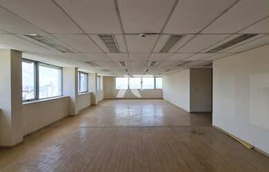 Imagem: O depósito possui 2 Vagas na garagem, 300m² de Área e está