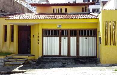 Imagem: A casa possui 4 Dormitórios, 5 Banheiros, 2 Vagas na garagem