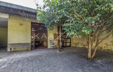 Imagem: A casa possui 4 Dormitórios, 5 Banheiros, 300m² de Área e