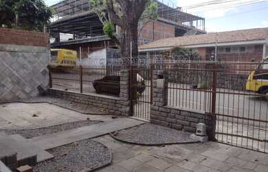 Imagem: A casa possui 3 Dormitórios, 3 Banheiros, 3 Vagas na garagem