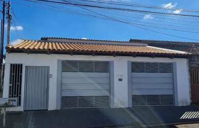 Imagem: A casa possui 2 Dormitórios, 2 Banheiros, 1 Vaga na garagem